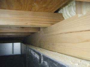 シロアリ業者に見積もりを依頼して失敗する例 - 外基礎断熱工法のお家編のアイキャッチ画像